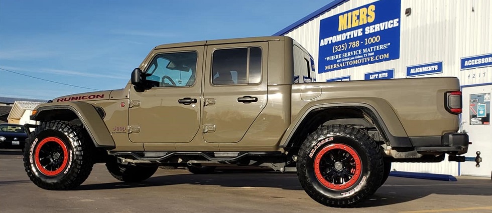 2021 Jeep Gladiator with 17x9 Dirty Lift wheels, custom painted beadlocks wrapped with 35x1250×17 General Grabbers X3 Red Letter